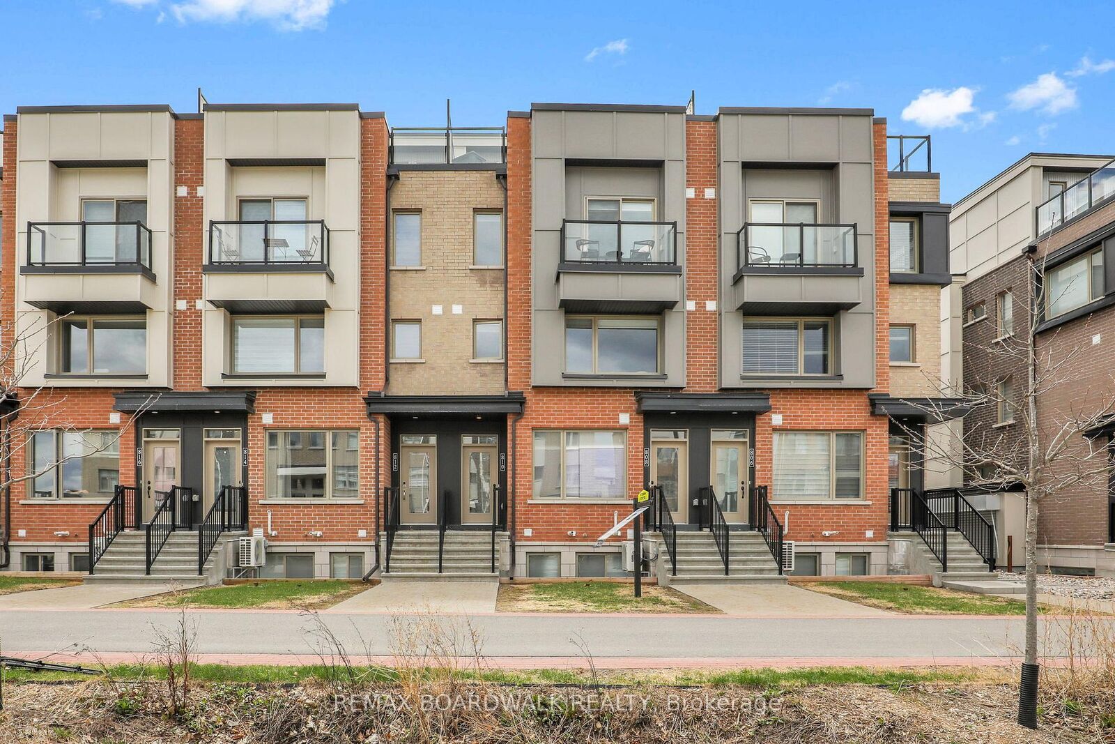 Property Photo:  810 Mikinak Road  ON K1K 5A5 