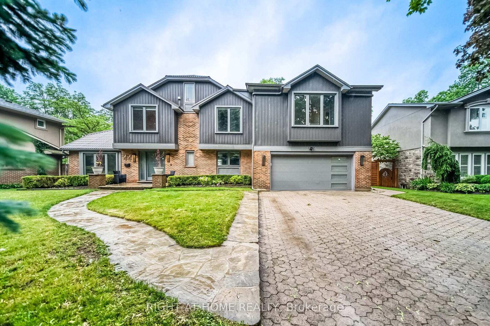 Property Photo: 44 Royal Henley Boulevard ON L2N 4S1