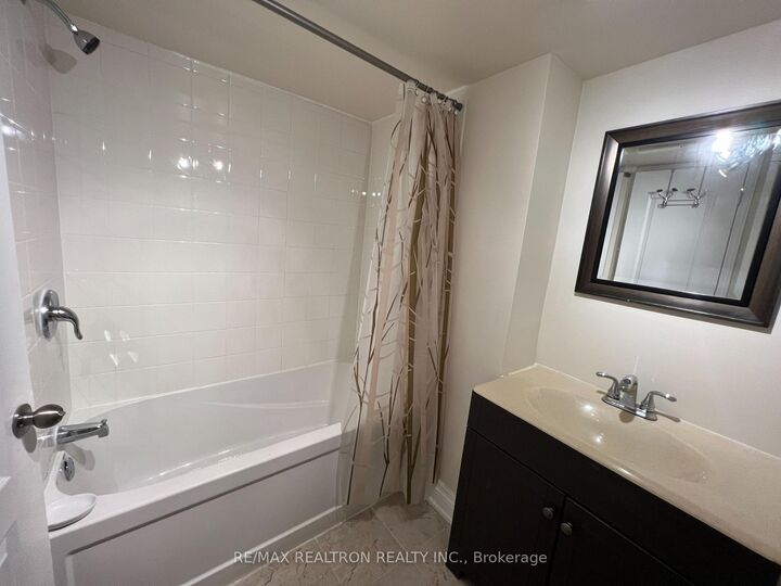 Property Photo: 428 Paliser Crescent N ON L4C 1R6