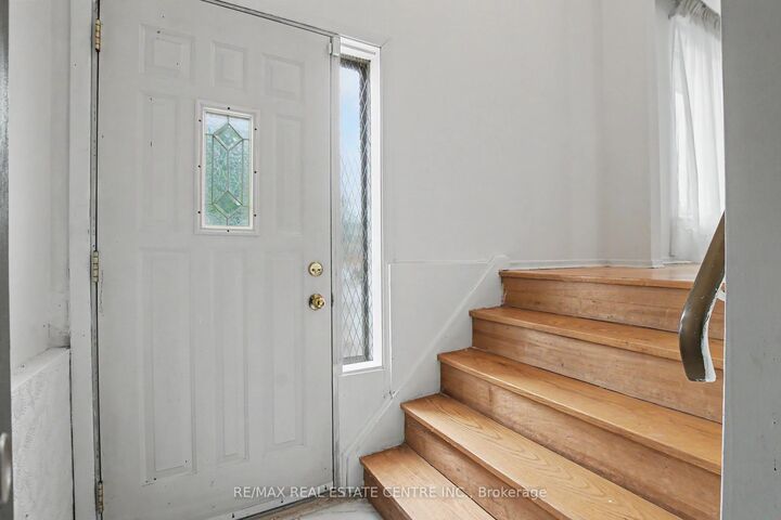 Property Photo: 396 Pinemeadow Avenue ON L5B 2J9