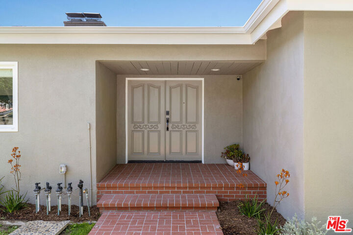 Property Photo: 3022 Tyburn St CA 90039