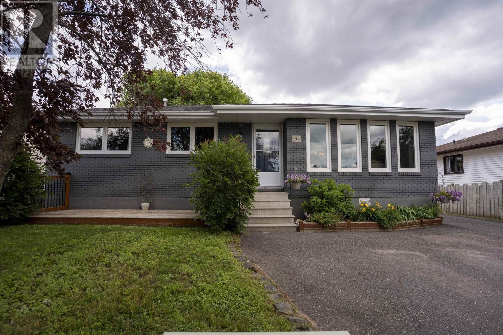 Property Photo:  138 Iris Cres.  ON P7A 7Z9 