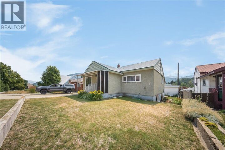 Property Photo:  916 Thackeray Street  BC V1R 2C2 