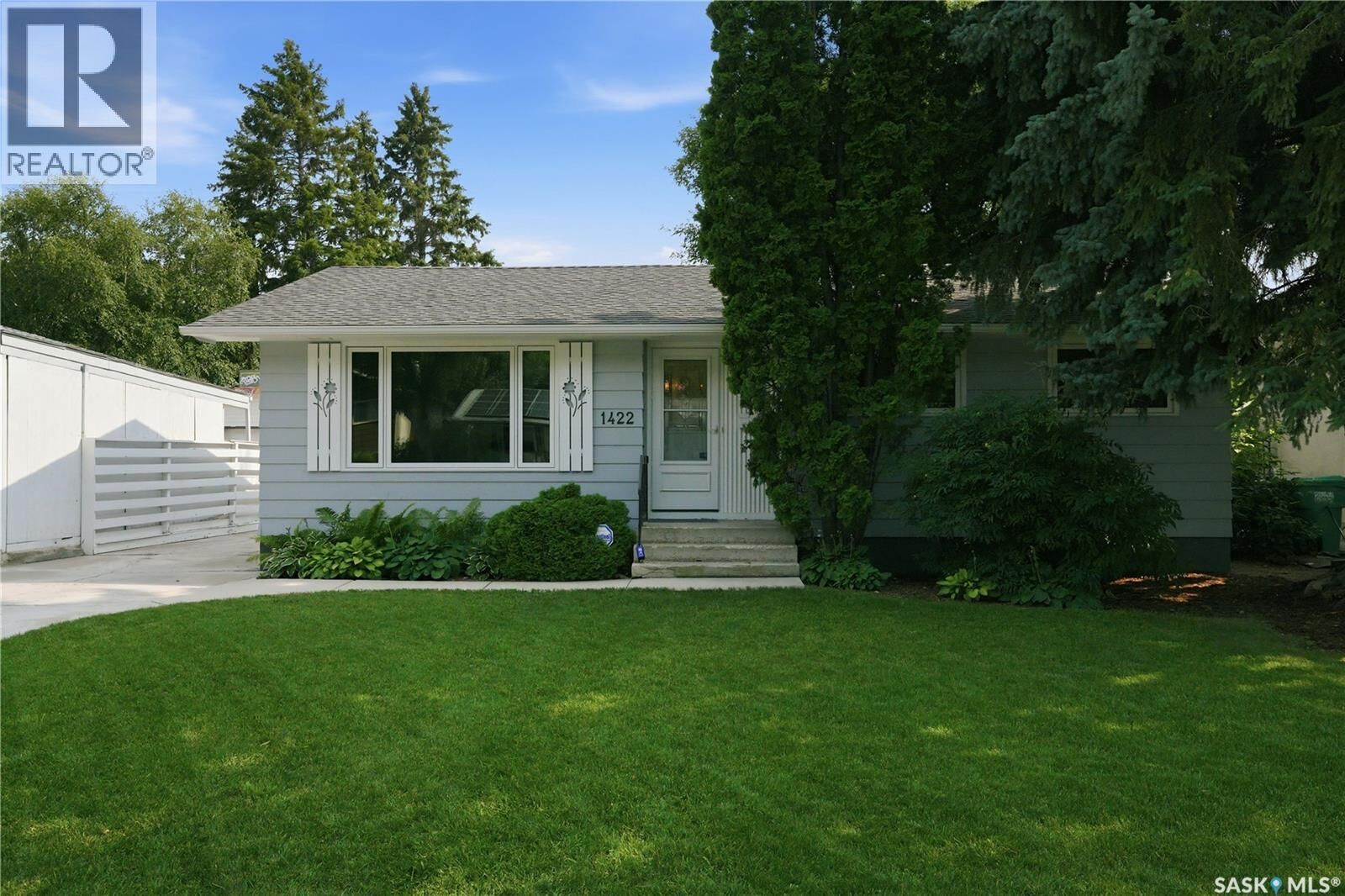 Property Photo: 1422 East Heights SK S7J 3B3