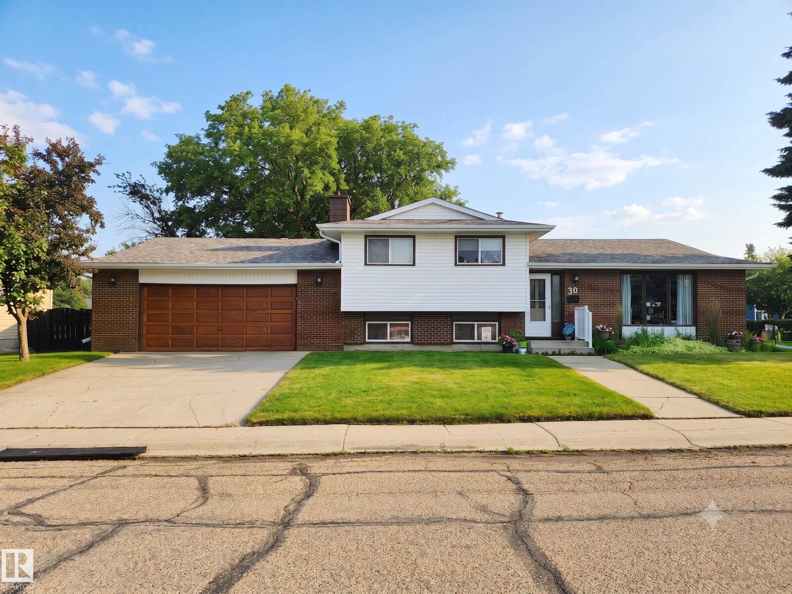 Property Photo:  30 Cavanagh Crescent  AB T7Z 1G3 