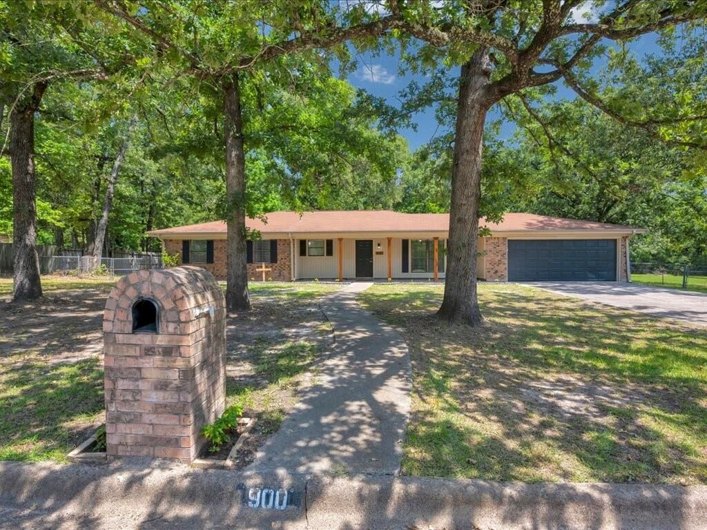 Property Photo:  900 Edgewood Circle  TX 75904 