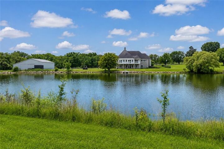Property Photo:  1328 E Walnut Street  MO 64083 