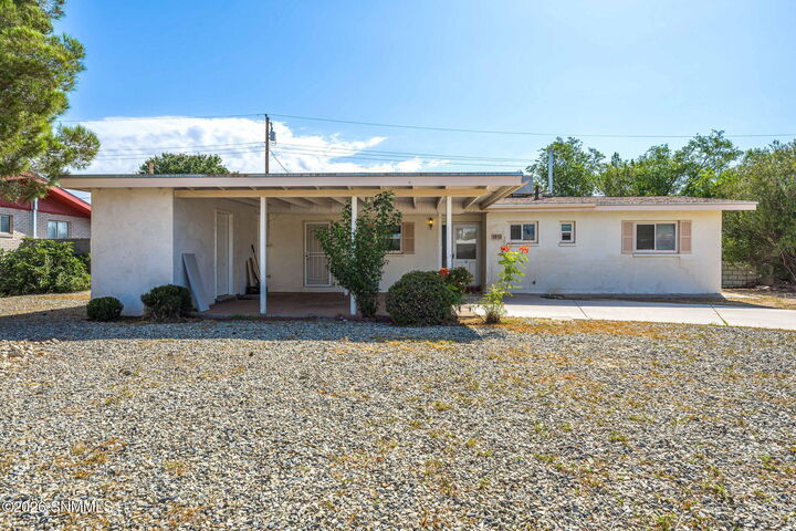Property Photo:  1015 Calle Del Encanto  NM 88005 