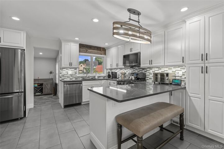 Property Photo:  2 Meadow Lane  NY 10805 