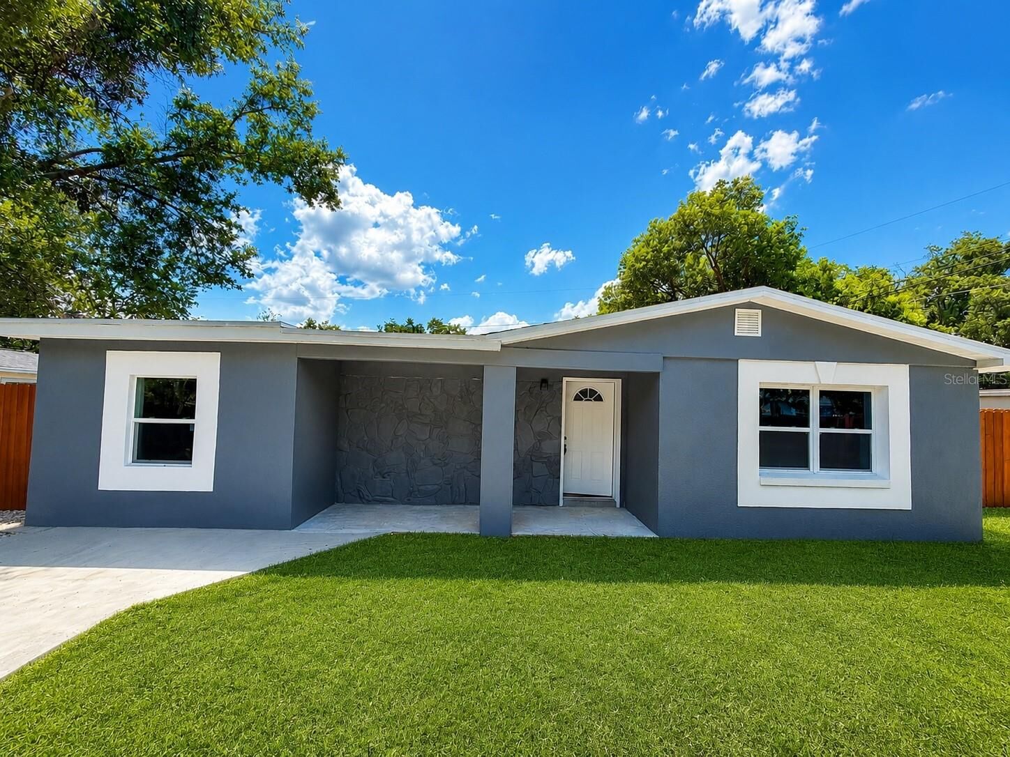 Property Photo: 682 Durango Way FL 32714