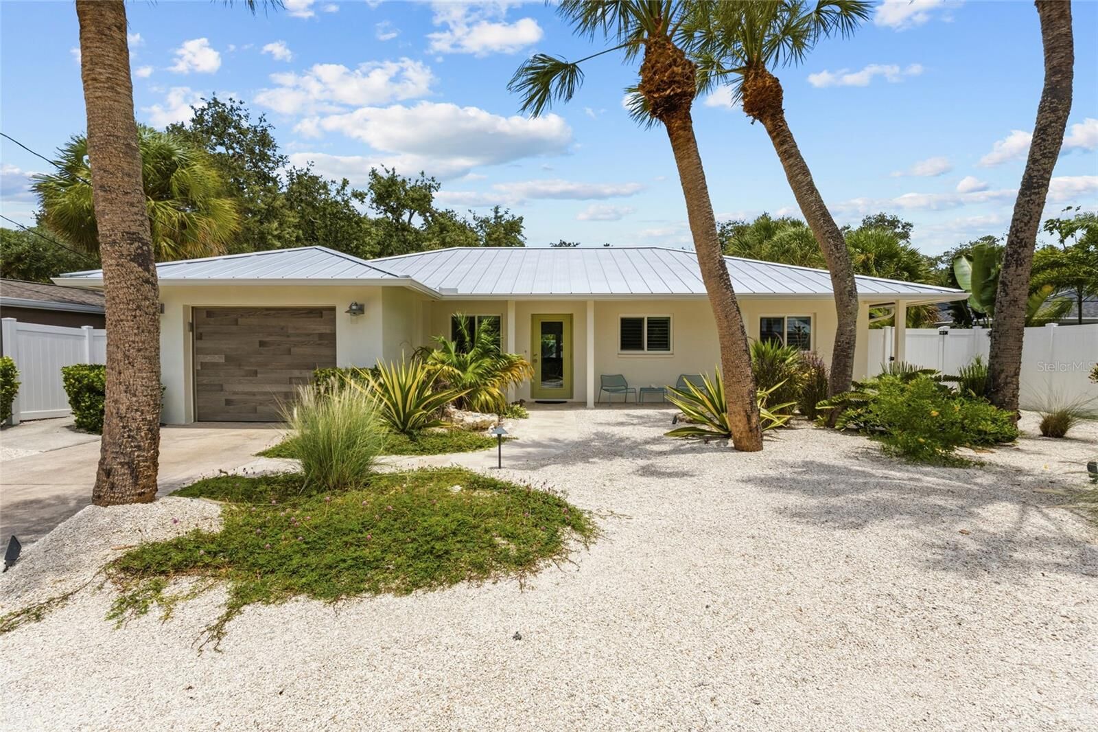Property Photo: 801 Edgemere Lane FL 34242