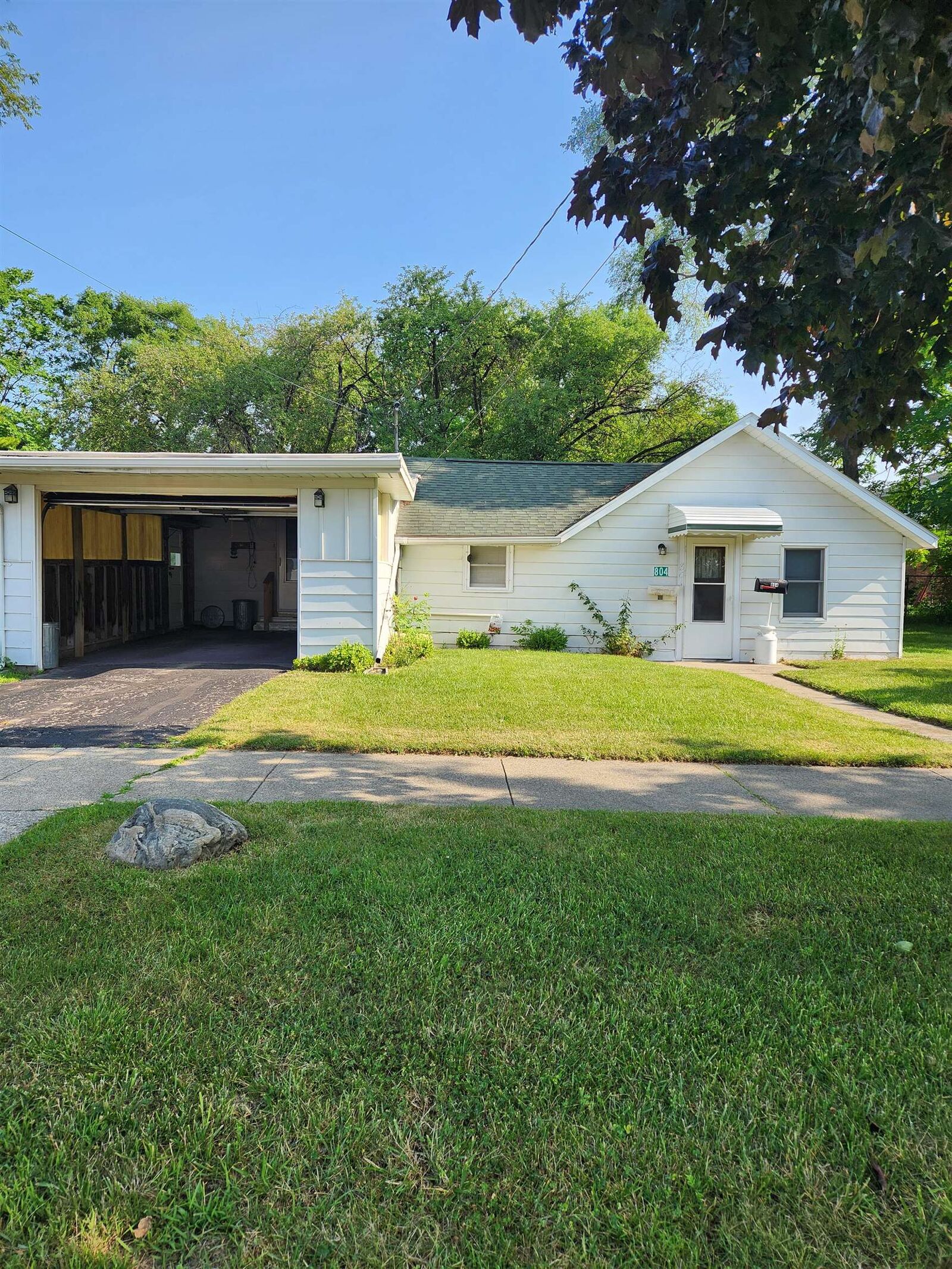 Property Photo:  804 W Ivy Avenue  MI 48706 