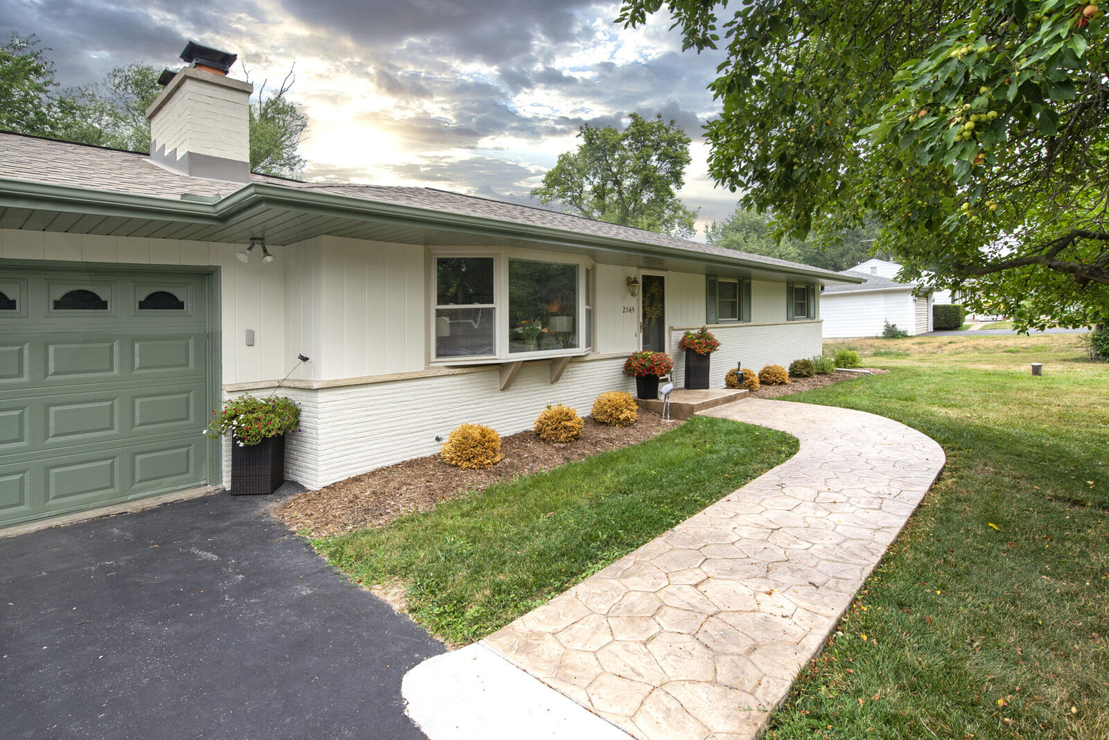 Property Photo:  2545 Brookside Ln  WI 53005 