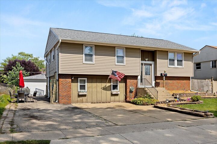 Property Photo:  305 Hickory Avenue  IL 60446 
