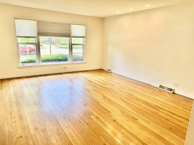 Property Photo:  617 Lavergne Avenue  IL 60091 