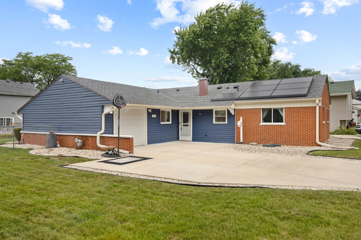 Property Photo:  1406 Glen Hill Drive  IL 60139 