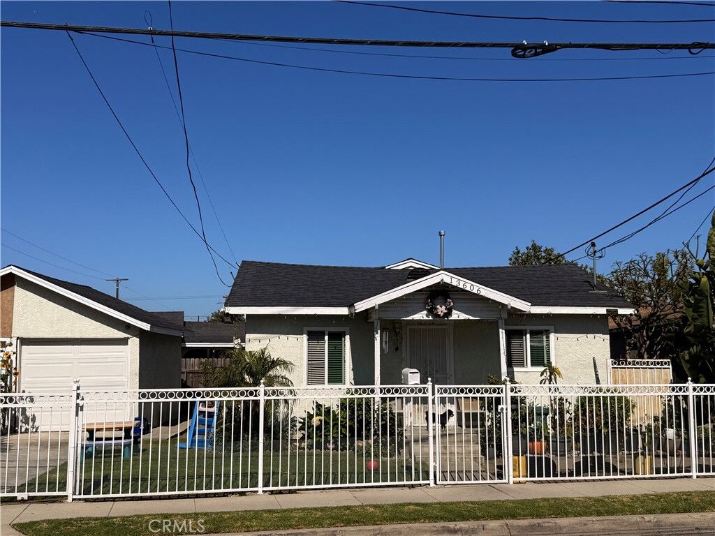Property Photo:  13606 S Largo Avenue  CA 90222 