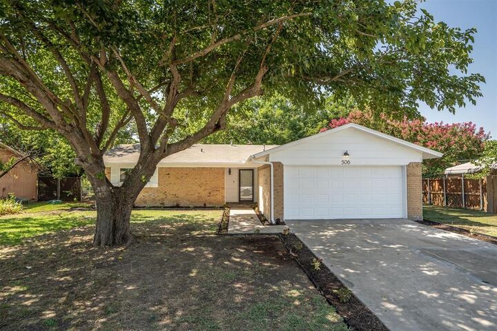 Property Photo:  506 Retama Street  TX 76209 