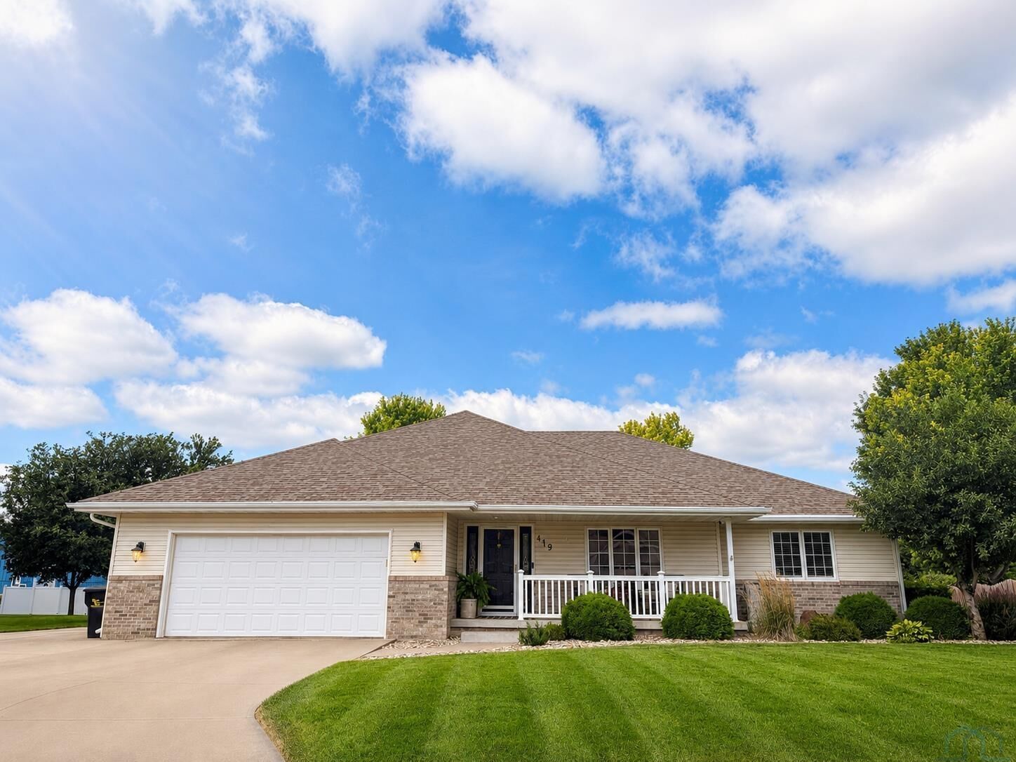Property Photo:  419 Coniston Cir  IA 51054 
