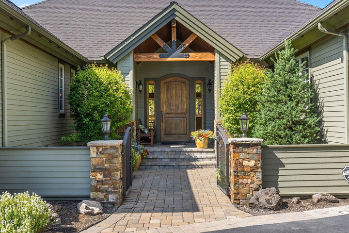 Property Photo: 152 NW Champanelle Way OR 97703