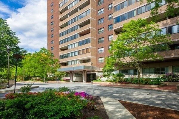Property Photo: 2 Hawthorne Place 17R MA 02114