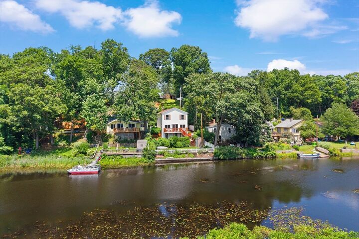 Property Photo:  20 Pond Dr  NH 03103 