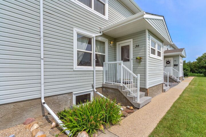 Property Photo:  36 Poplar Crescent  AB T4S 1V3 