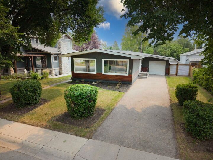 Property Photo:  38 Westwood Drive SW  AB T3C 2V7 