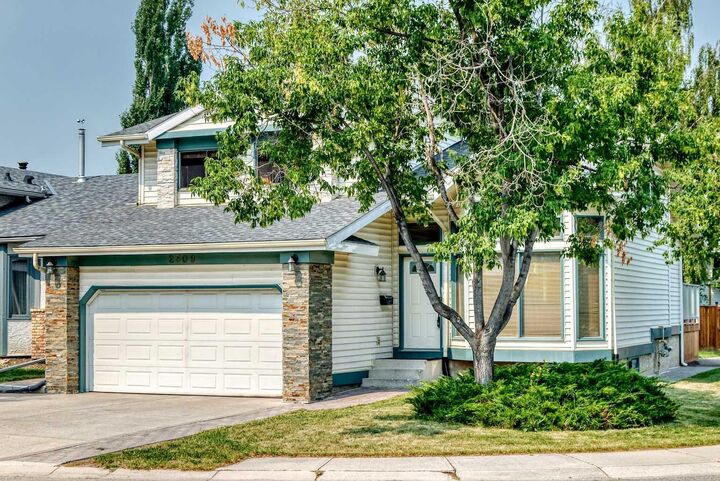 Property Photo: 2509 Douglas Woods Link SE AB T2Z 1L3