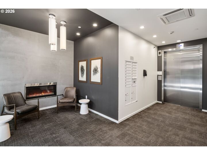 Property Photo:  12 NE Fremont St 2W  OR 97212 