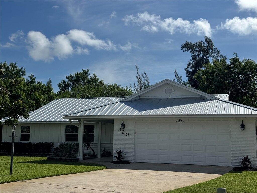Property Photo:  320 W Forest Trail  FL 32962 