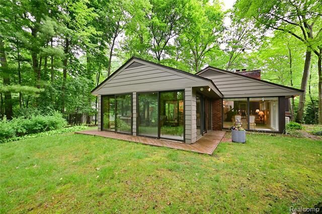 Property Photo:  3310 Dogwood Court  MI 48304 