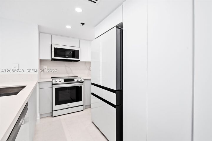 Property Photo:  540 Brickell Key Dr 719  FL 33131 