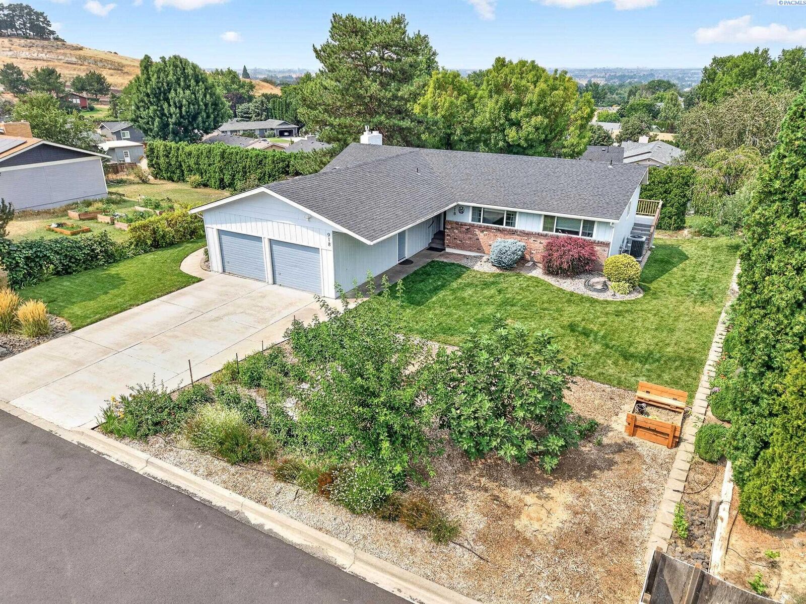 Property Photo: 918 Roza Vista Dr. WA 99350