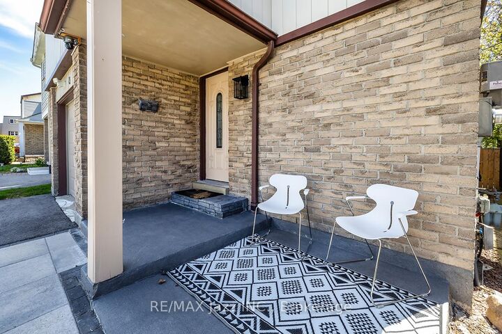 Property Photo:  15 Graham Court  ON L1N 6E1 