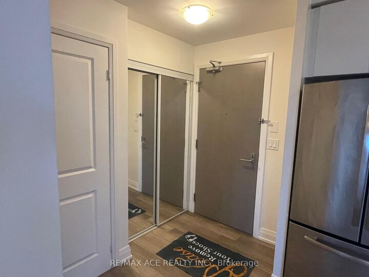 Property Photo: 7165 Yonge Street 1902 ON L3T 0C9