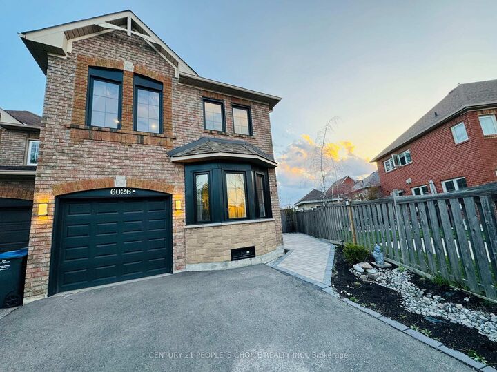 Photo de la propriété:  6026 Clover Ridge Crescent  ON L5N 7B4 