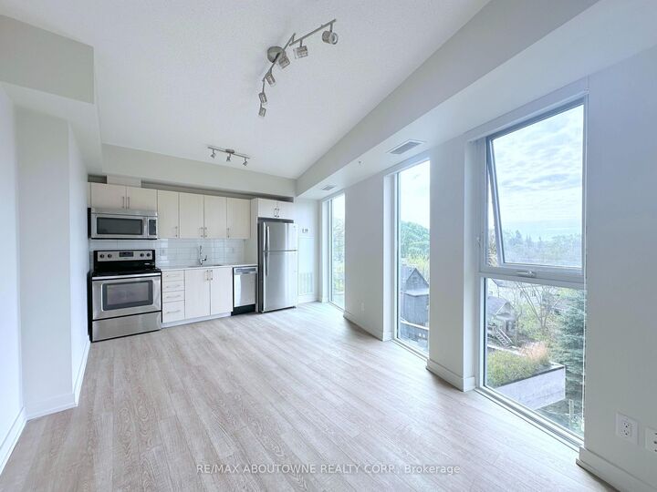 Property Photo:  763 Woodbine Avenue 613  ON M4E 2J4 