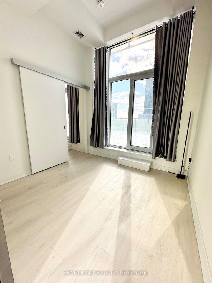 Property Photo:  3900 Confederation Parkway 529  ON L5B 0K7 
