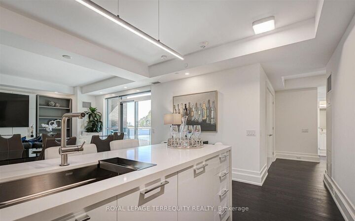 Property Photo: 3 Southvale Drive 401 ON M4G 1G1