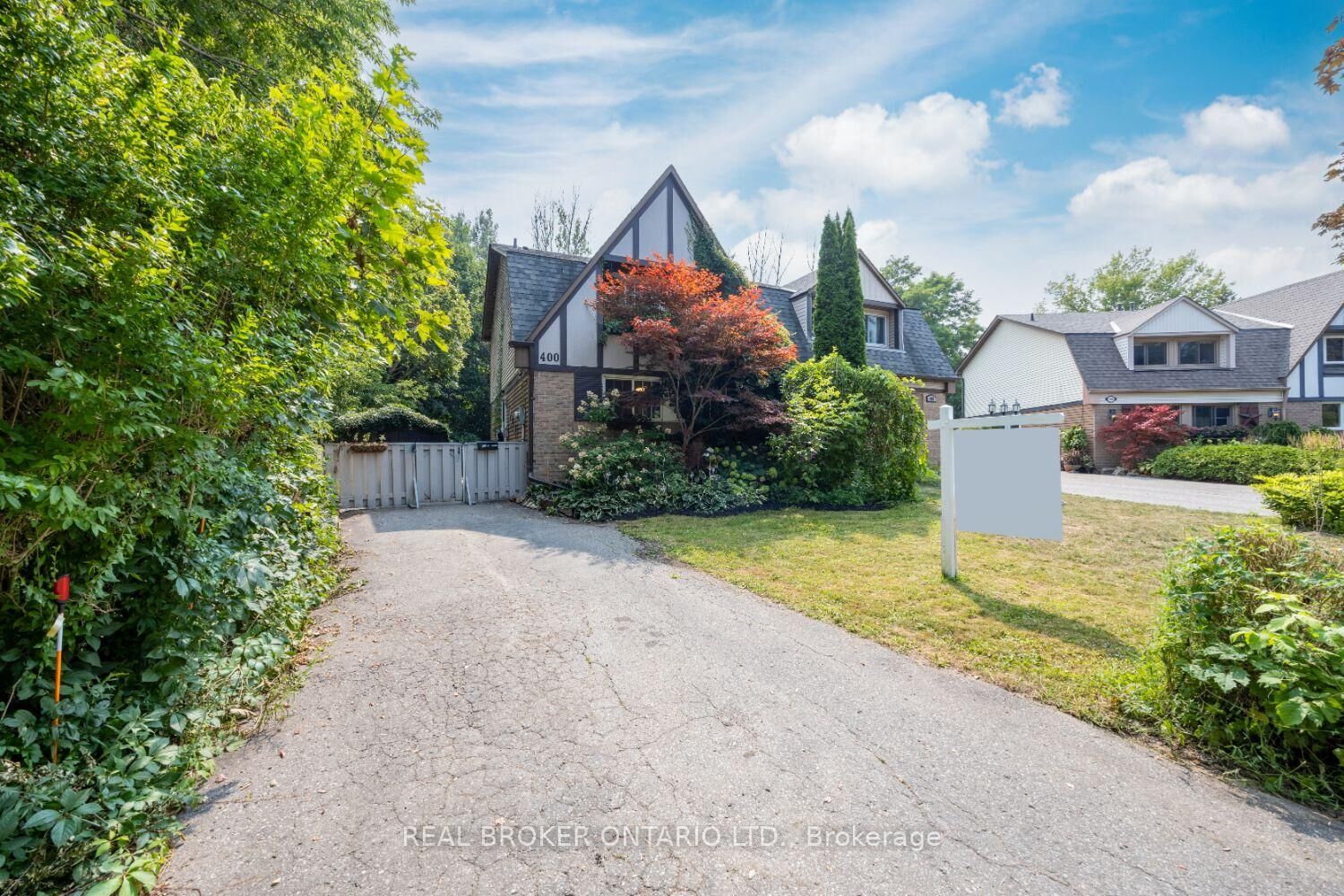 Photo de la propriété:  400 Wickham Court  ON L1K 1N3 