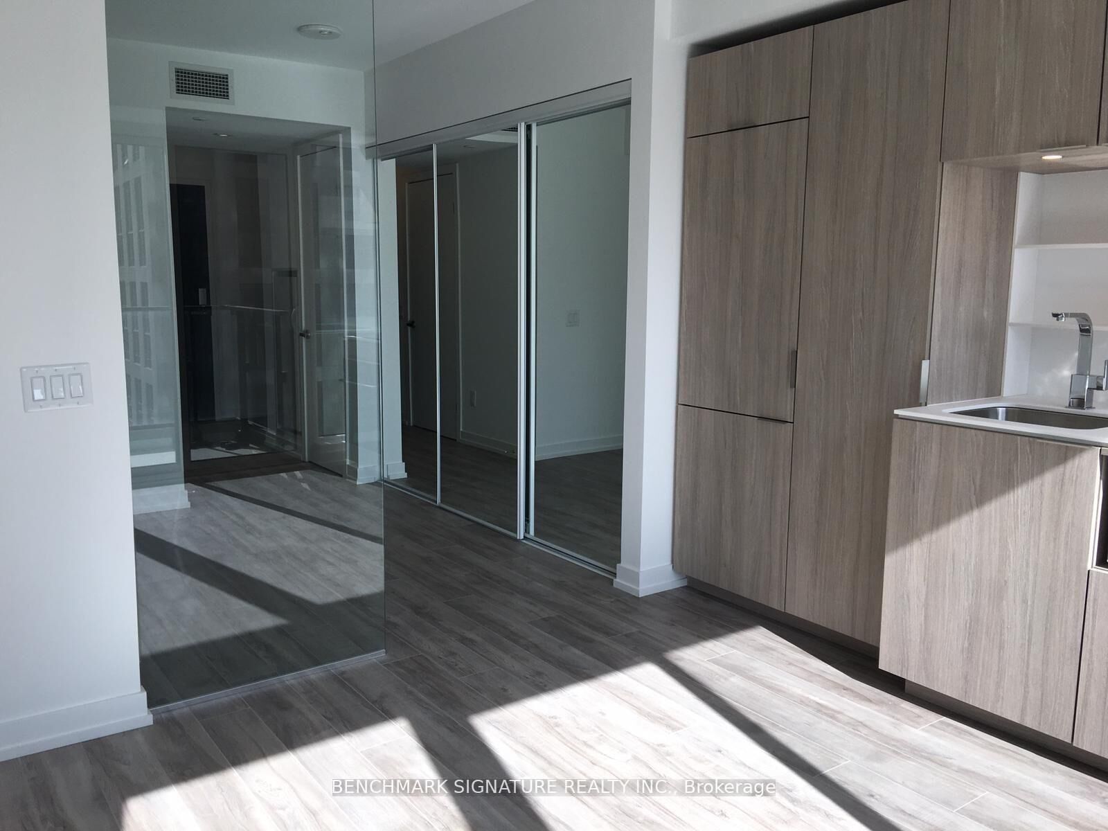 Property Photo:  77 Shuter Street 1815  ON M5B 0B8 
