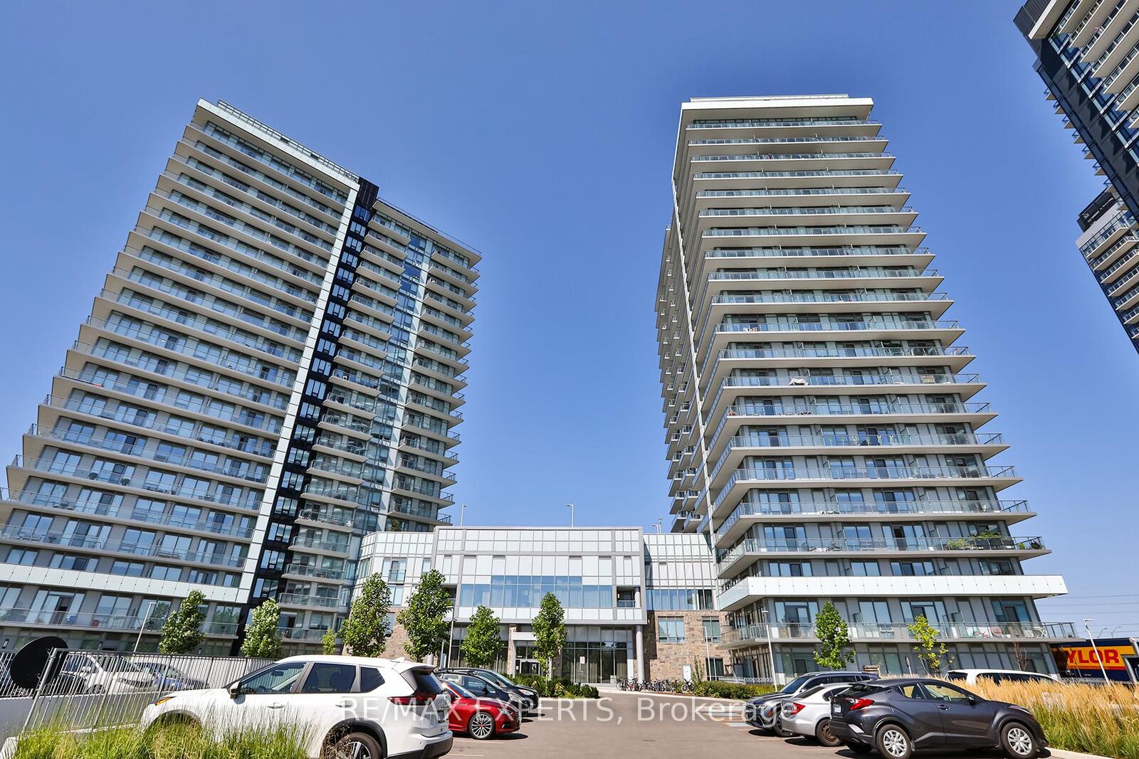 Property Photo: 4675 Metcalfe Avenue 2108 ON L5M 0Z8