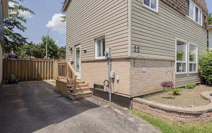 Property Photo: 22 Josephine Court ON L6S 2L3