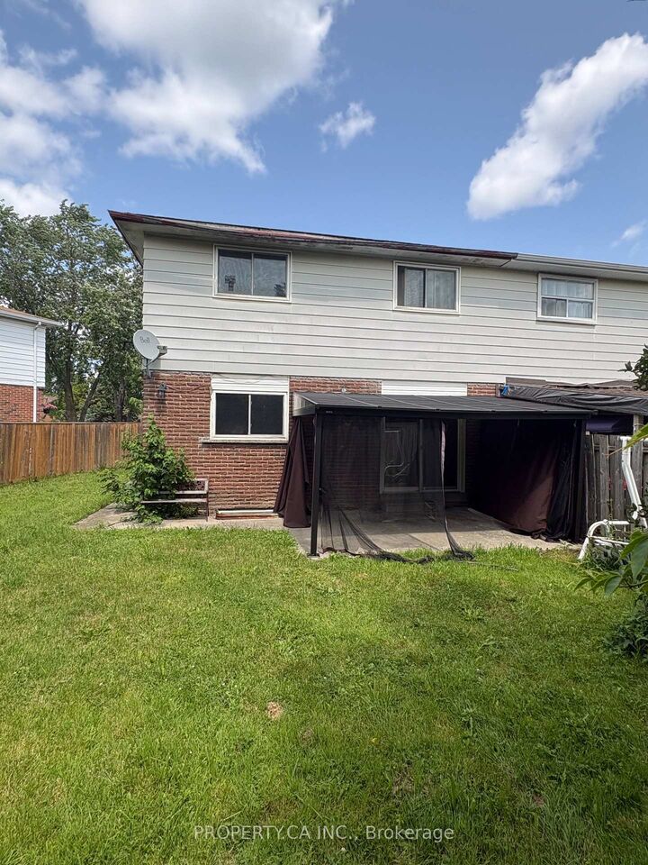 Property Photo:  682 Eaglemount Crescent  ON L5C 1N9 