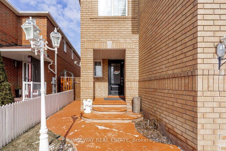 Property Photo: 891 Stonebridge Avenue ON L5V 2L3