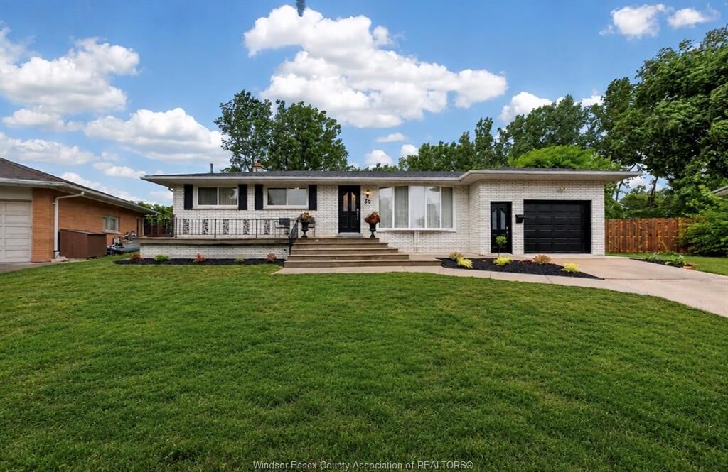 Property Photo: 39 Johnson Avenue ON N8H 3T8