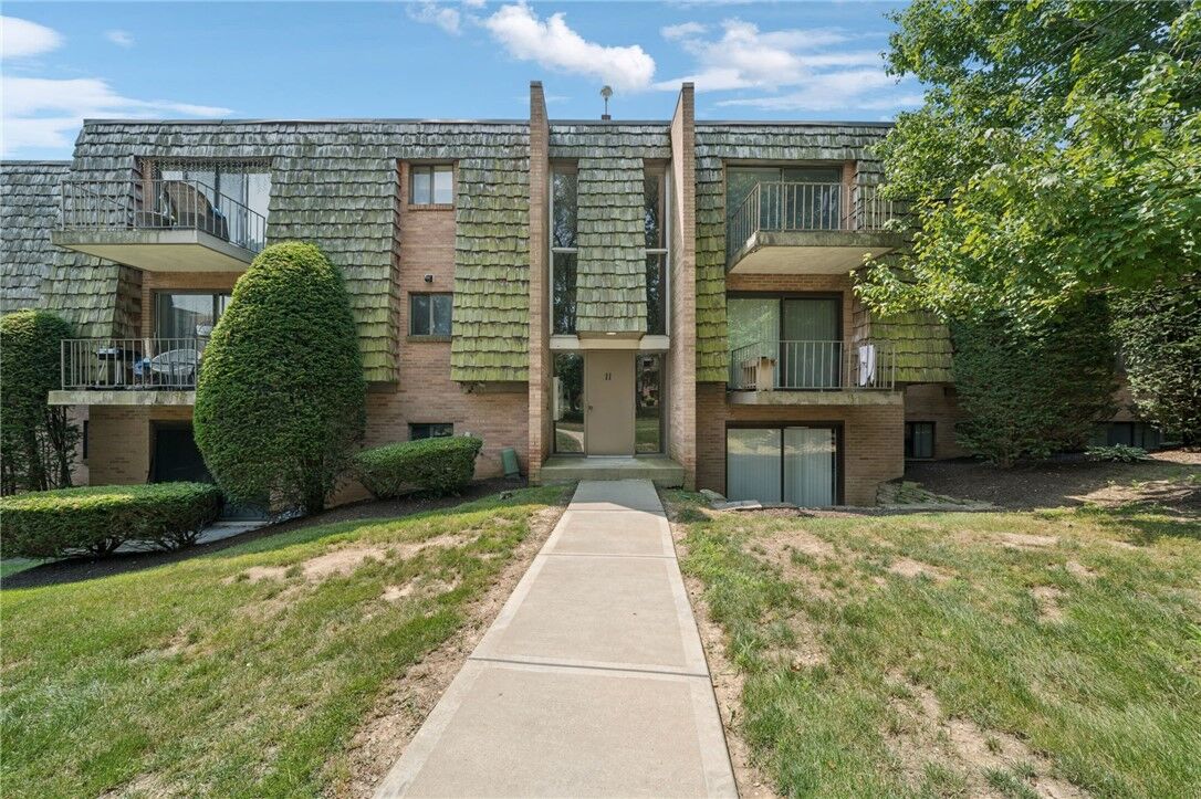 Property Photo: 1135 Forest Green Dr PA 15108