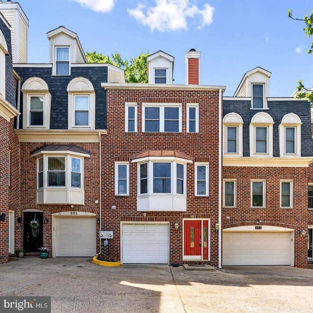 Property Photo: 695 W Glebe Road VA 22305