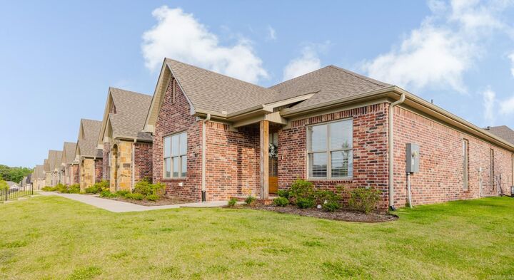 Property Photo:  101 Edgewood Circle  AR 72223-4970 